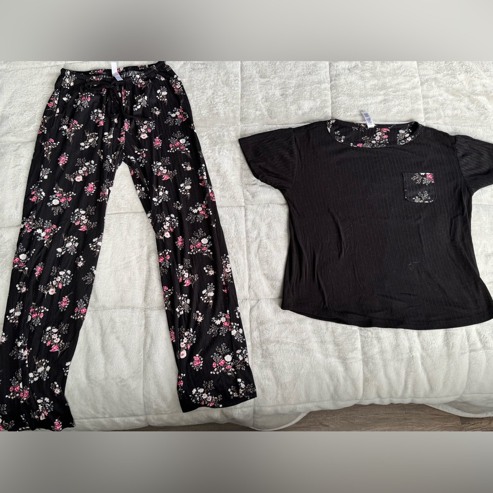 ⚠️Black Top and Floral Pants Pajama Set⚠️